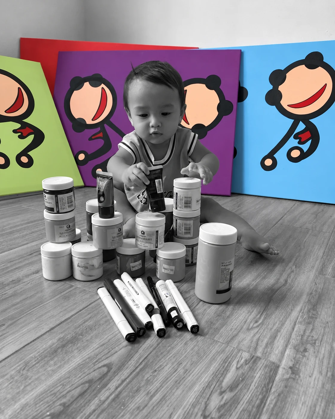 Ребёнок с красками среди картин Ютиков